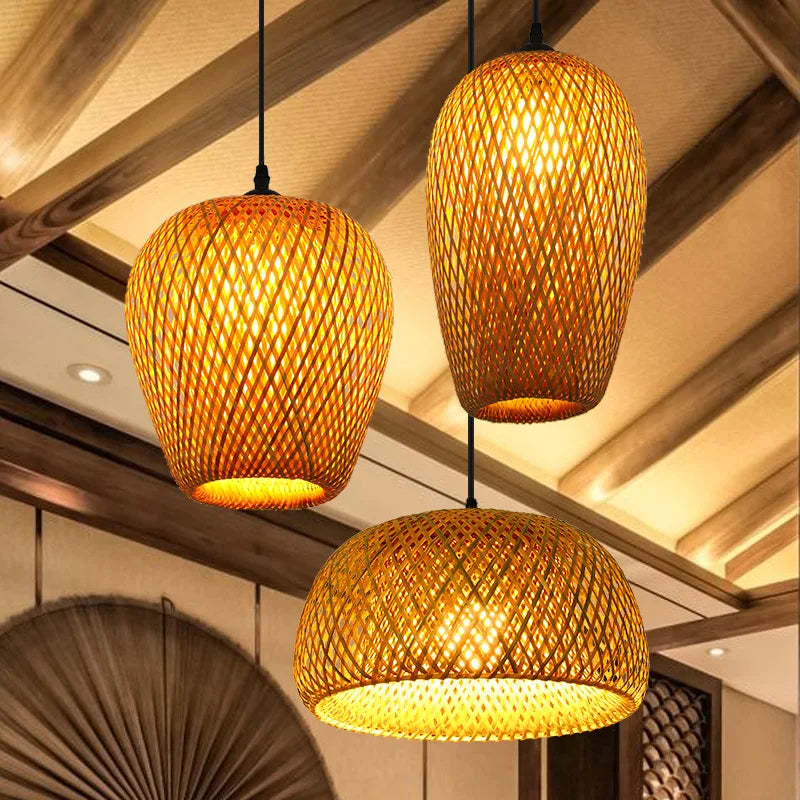 Luminárias de teto pendentes de bambu com acabamento brilhante em vime e trançado à mão.