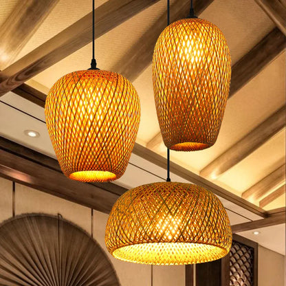 Luminárias de teto pendentes de bambu com acabamento brilhante em vime e trançado à mão.